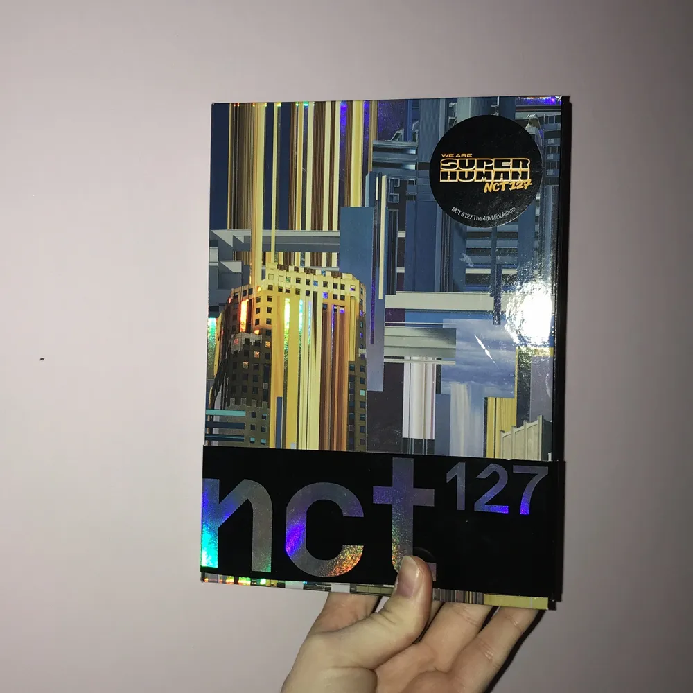 nct 127 album där allt ingår, postcard, cd, photobook, circle card av johnny och doyoung photocard. man kan efterfråga plastficka till photocard 20kr.. Övrigt.