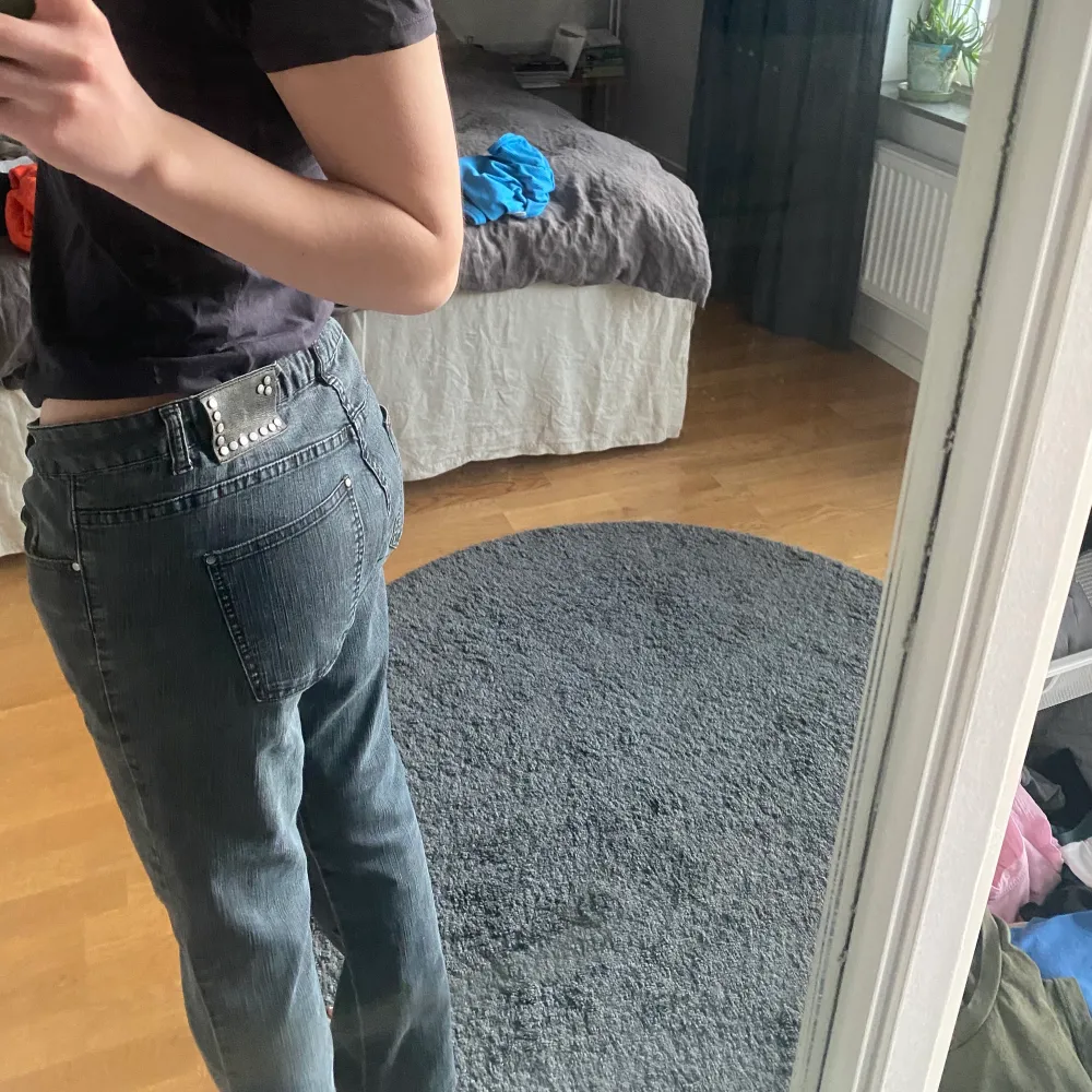 As snygga låga grå straight jeans, det står 42 i byxorna och är lite stora för mig som vanlgit vis har 34, men har klippt ett litet hål på insidan som man kan dra igenom ett skosnöre och då sitter dom bättre💕 kan både frakta och mötas upp i Stockholm💕. Jeans & Byxor.