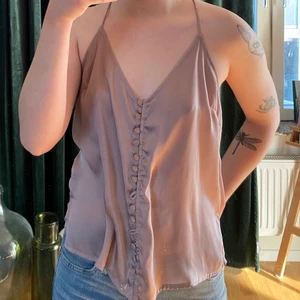 silkes linne, från Nelly  - Betala bara för frakt. Väger om du är intresserad två knappar som ramlat av