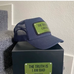 Alla storlek  - Hej nu säljer jag min keps köpte den för 1000kr nu säljer jag den för 650kr 8/10 