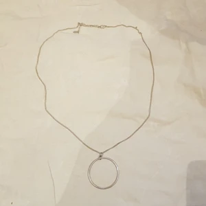 Cirkelhalsband - Fint silvrigt halsband, aldrig använt. Bra skick, köpt secondhand för 20kr.