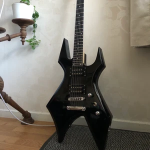 Elgitarr  - Elgitarr Harley benton, en fullt fungerande gitarr utan några som helst konstigheter, mycket bra skick förutom att det finns lite stött märken längst ner (se bild 3)!  Pris kan diskuteras 