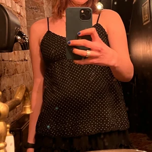 prickig topp - jätte fin prickig topp liknar den från brandy oskänt märke och storlek men skulle säga s-m bud börjar på 100kr+frakt buda gärna i kommentarerna! eller köp för 150kr+frakt direkt!💕( dom har matchade pyjamas shorts som man kan få för 50kr! dom sitter lite större typ M!)