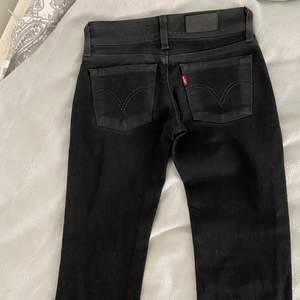 Svarta/ mörkgråa Levis jeans i storlek 26/32☺️