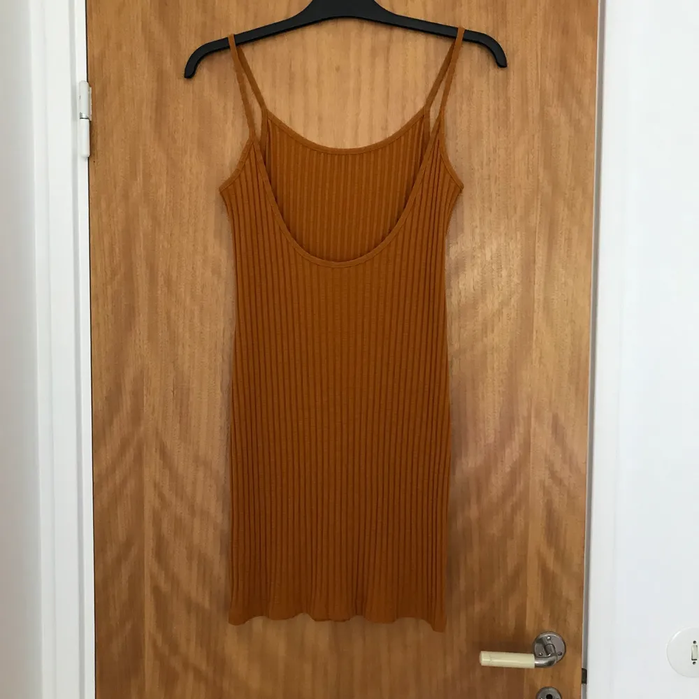 Orange klänning från Weekday. Storlek M. Använd men i gott skick. . Klänningar.