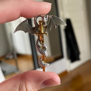 En grej till halsband  - Det kanske heter charm på engelska, idk hursomhavet säljer jag den för jag använder den aldrig, man kan ha den på vilket halsband som helst. Vingarna lyser även blått i mörker :D<33 skriv till mig om du vill köpa eller har frågor<333