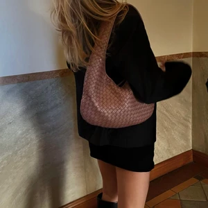 Bottega väska - En såååå fin bottega väska! PERFEKT till sommaren. Den är köpt på Vestiaire collective för ungefär 1 år sedan💓 väskan är såld först när du har swishat💓