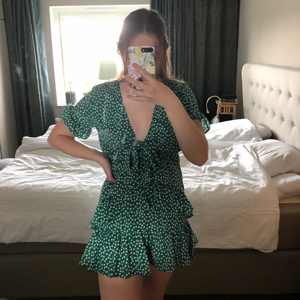 Såå fin grön klänning från märket Vaye (hette Holly innan så de är det som står på lappen). Vita blommor, volanger och med knytning vid bröstet. Så fin verkligen!💚 knappt använd! . Klänningar.