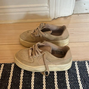 Nike air force 1 - Dom är granska slitna men kommer tvätta dom❤️