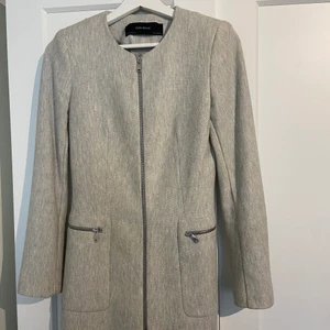 Figursydd kappa från Zara - Smal och figursydd grå kappa. Super fin. 