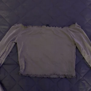 Militärgrön magtröja - Annorlunda material, volanger vid hals, mage och hand. Avänd ett fåtal gånger. Sitter som en XS-S i storlek