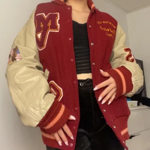 Vintage college jacka - Riktigt cool vintage college jacka som jag köpte förra året och bara använt en gång för kände sen att den hade lite för långa ärmar för mig. Pga att den är vintage är den lite nopprig och har hål i fodret i ärmarna men är annars i bra skick. Om du är intresserad kan jag skicka fler bilder. Ev att jag kan sänka priset. Frakt tillkommer. 