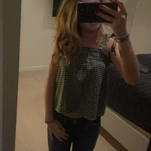 Topp  - Säljer denna super fina topp då den inte kommer till användning.  Skiv för frågor eller funderingar ❤️❤️