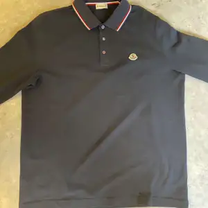 Moncler polo long sleeve storlek 3/M cond 7/10. Tar endast swish.