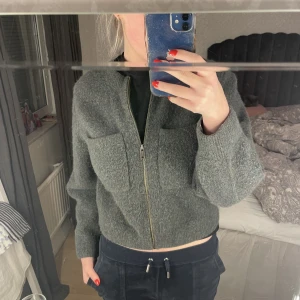 & other stories tröja  - Säljer denna skit snygga tröja från other Stories då den knappt kommer till användning, lite nopprig men de går lätt att få bort 