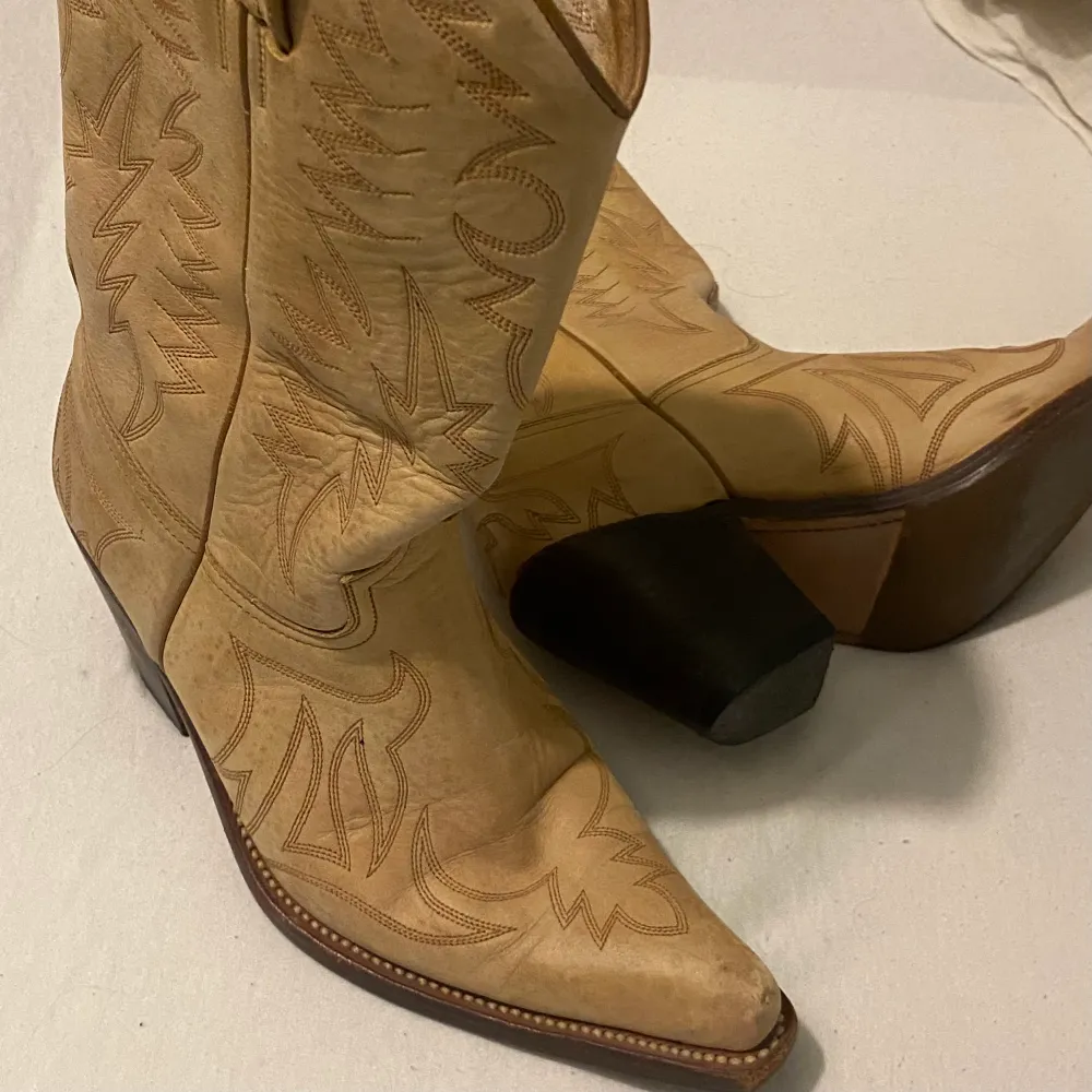 Använda men inte slitna cowboyboots i storlek 38,5-39. . Skor.