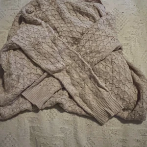Stor tröja från H&M - Detta är en mysig stor långärmad. Den är i fint skick. Har inte blivit använd så jag säljer därför den.