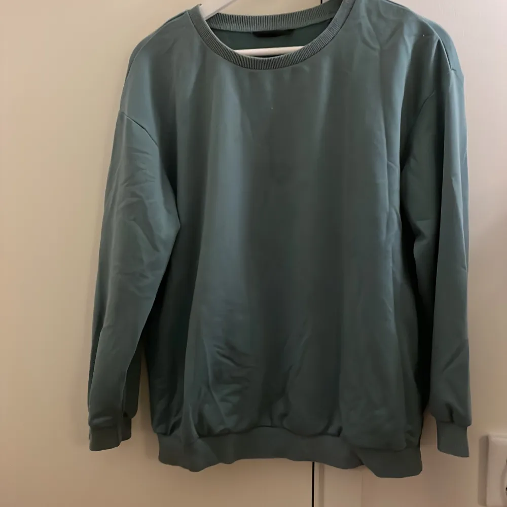 grön sweatshirt som jag köpte i Spanien på en marknad. Strl M å köptes för 100 svenska kr. Säljer för 50 💞💞💞köparen står för 📦 . Tröjor & Koftor.