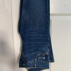Lågmidjade bootcut jeans som är strechiga. Frakten är spårbar och kostar 66kr💞 