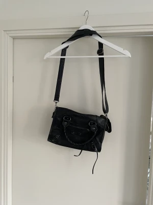 Väska  - Använt några gånger. Säljer den för 100kr + köparen står för frakten.