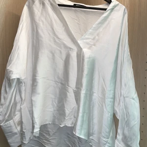 Vit silkestopp - Silkes topp med knappar på armen 