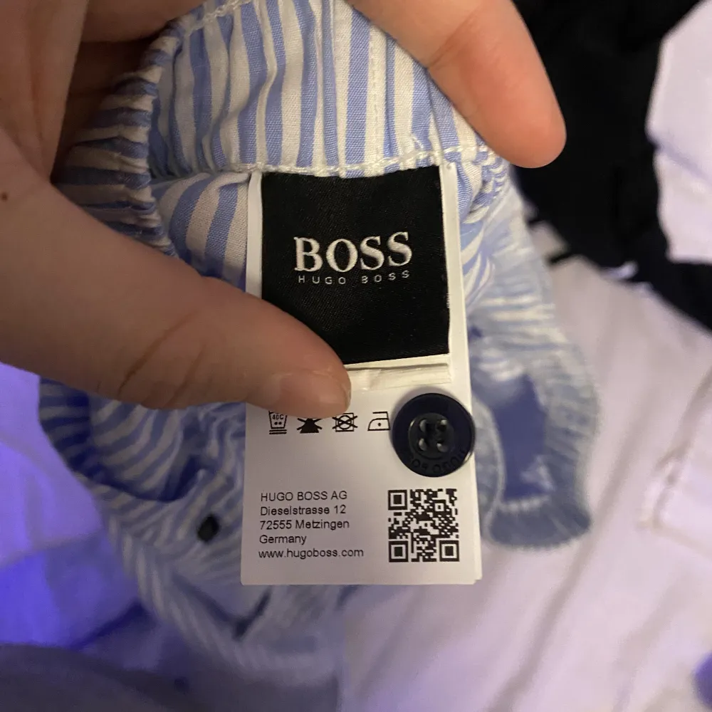 Säljer mina snygga Hugo boss Pyamas byxor så dem inte kommer till andvönding jag har bara andvänd dem en gång så dem är i väldigt bra skick . Jeans & Byxor.