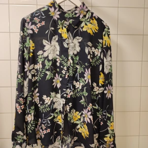 Blus - Blommig blus från H&M