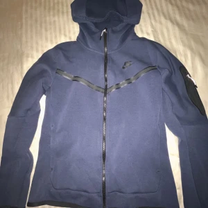 Nike tech sett - Knappt använd, lite av snöret på dragkedjan lossna pga tvätt, samma gäller byxorna. Skriv för fler bilder. Storlek S men passar M