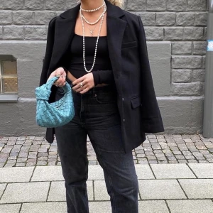 Oversized warm blazer  - Säljer denna supersnygga varma kavajen från Nelly. Används som en jacka. Endast använd en gång, kände att det inte var min stil.  Jag tog bort axelvaddarna men den är fortfarande oversized, ser ut som på bilderna nu🥰💖 skriv gärna vid intresse!