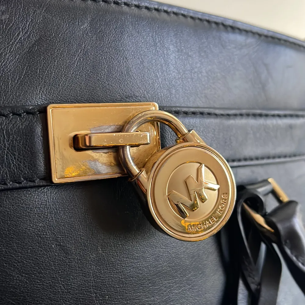 Micheal kors väska, snålt använd men hänget har skrapat bort lite färg men syns inte om man har hänget där.. Väskor.