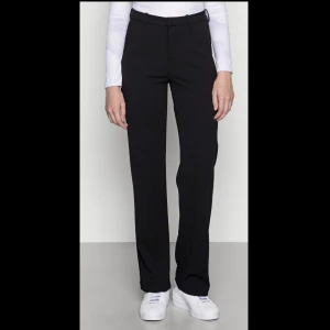 Vero Moda kostymbyxor💘 - Säljer då jag tycker att dom blivit lite för korta på mig.   Dom är i jättebra skick och har inga defekter, tvättas innan frakt 💘  Köpta för 400kr 🙌🏼   Frakten är spårbar och ligger på 66kr