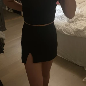 Svart kjol - Svart kort kjol ifrån zara i storlek s