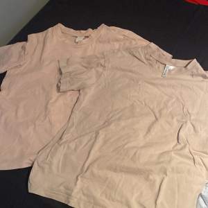 2 t-shirt från h&m med en smutsrosa färg, vid köp av båda 100kr vid köp av en 70kr,  Mycket bra skick, inga skador eller liknande på tyget! Tröjan till höger: XS Tröjan till vänster: M orginalpris 150kr/tröja (300tsm) 