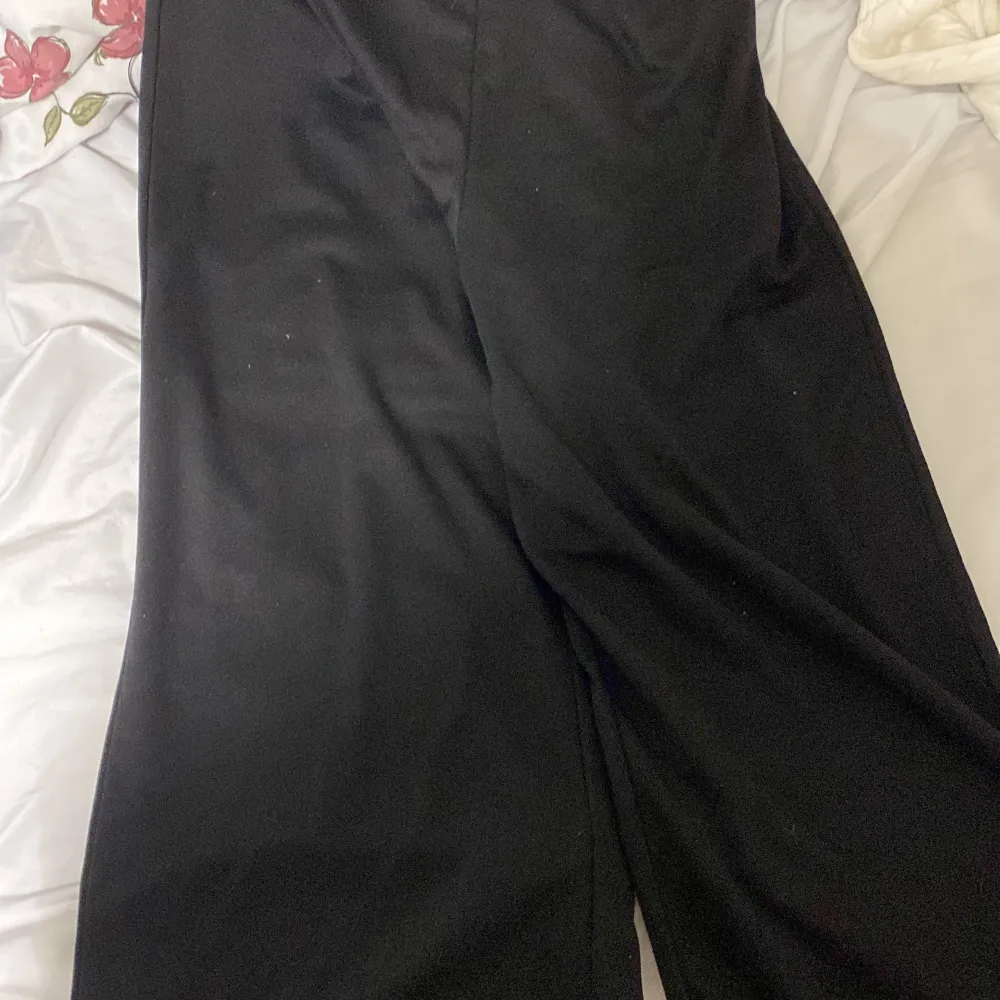 En fin svart jumpsuit i storlek L säljs för 100kr . Klänningar.