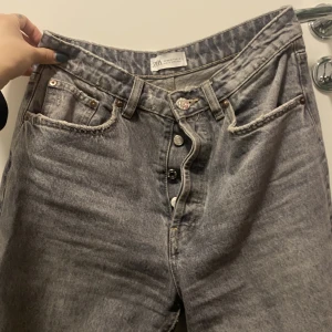 Raka gråa jeans - Storlek 38, lite högra i midjan