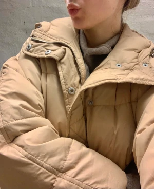 Puffer jacka - Puffer jacka från Na-Kd, nästintill nyskick. Kan mötas i Malmö eller Stockholm  (Köpare står för frakt) 