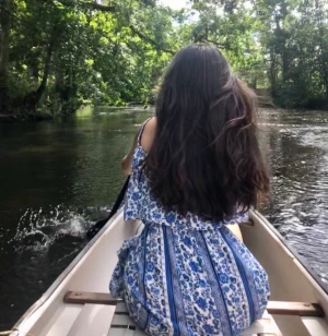 Sommarklänning  - Slitstark luftigt tyg. Designad för att ge dig röv och höfter. Vill man bo i en klänning en hel sommar eller känna sig som en grekisk gudinna så är denna klänning the one. Säljer för det är dags att  rensa garderoben 