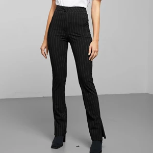 Weekday Alecia kostymbyxor svarta - Ett par nästan oanvända par svarta high-rise kostymbyxor (Alecia) från Weekday i storlek 36! Skönt material och i bra skick!!🖤🤍