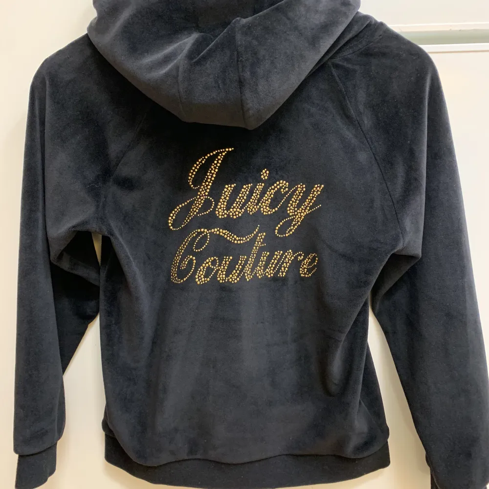 Köpte denna juicy couture hoodie på Åhléns för 2 år sen och har använt den högst 3 gånger. Jätte bekväm. Köptes för 1000.. Tröjor & Koftor.