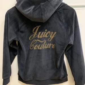 Juicy Hoodie - Köpte denna juicy couture hoodie på Åhléns för 2 år sen och har använt den högst 3 gånger. Jätte bekväm. Köptes för 1000.