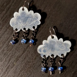 Handgjorda örhängen  - Handgjorda örhängen. Väger ganska lite trots dess storlek, så passar även till känsliga öronsnibbar.