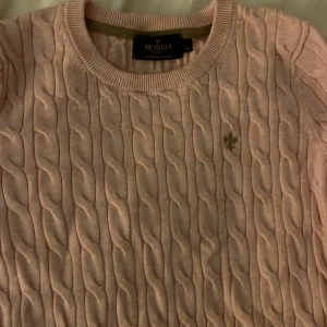 Stickad tröja - Rosa stickad tröja från Morris i storkel xs. Fint skick!! 
