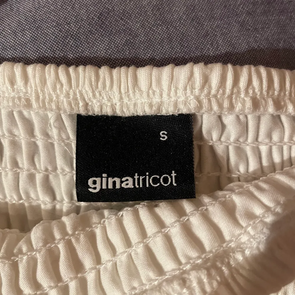 Jättesöt topp från Gina Tricot. Har tagit bort lappen för trodde toppen skulle komma till användning men det gjorde den inte tyvärr. Aldrig använd men testad. Köpte den för typ 300kr. Köparen står för frakten. Toppar.