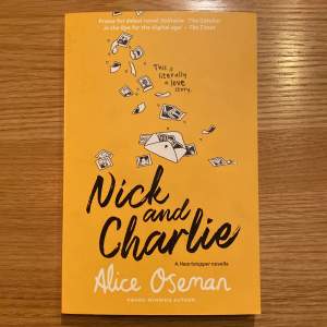 Fin bok om Nick och Charlie från den populära Netflix-serien ”Heartstopper”. Läst 1 gång, dvs nästan nyskick! 