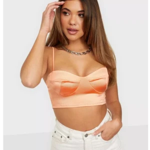 Topp i siden - Orange topp i siden från Nelly. Helt oanvänd💞storlek S