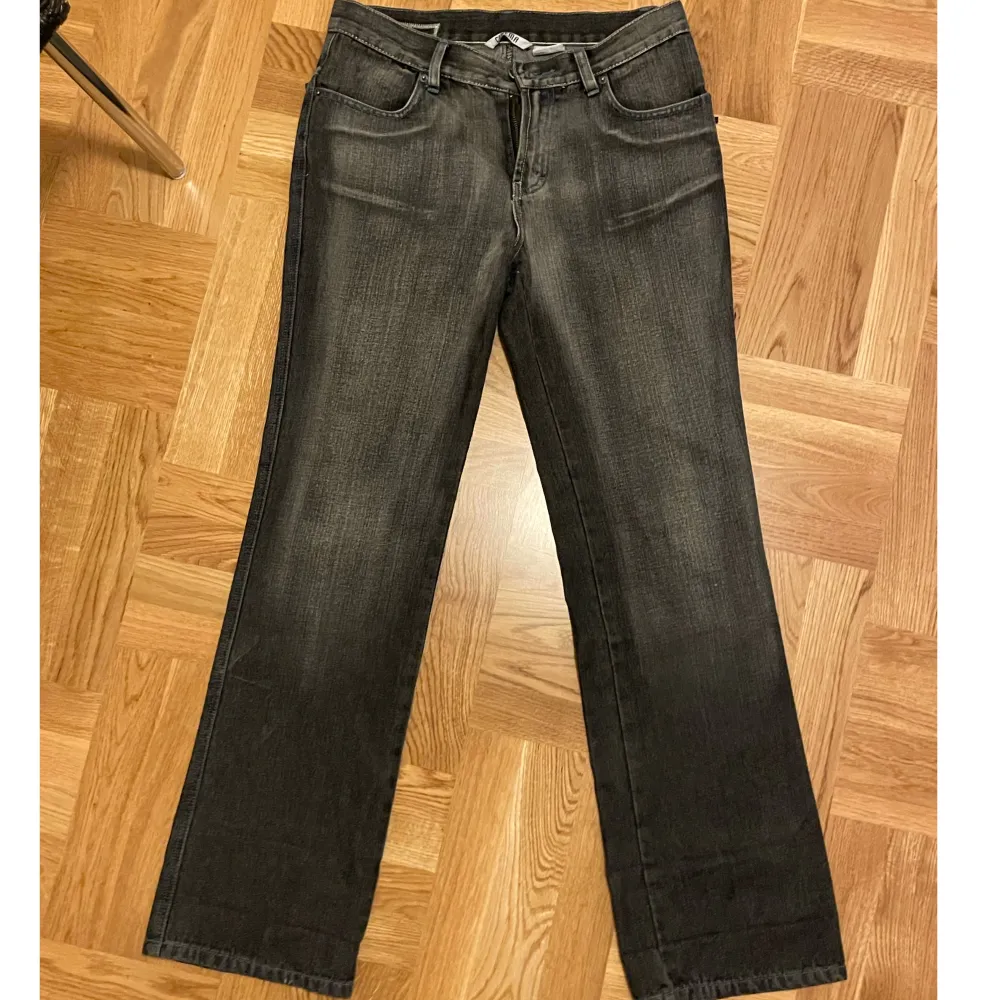 Så ledsen att jag behöver sälja de här jeansen men de passar inte😭😭baggy jeans me midwaist i en grå färg o jättecoola balfickor, från märket Cinema, midjemått 80cm innerbenslängd 80cm Priset är plus frakt men kan också mötas upp i tc typ👍. Jeans & Byxor.