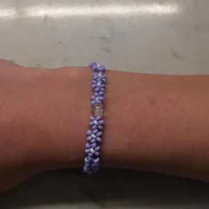 Pärlarmband - Design: Clary  Färg: pastell blå 