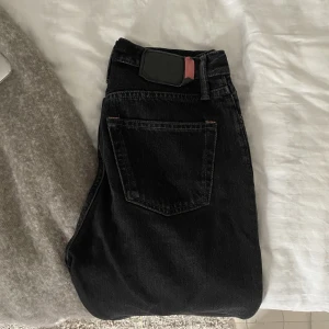 Acne jeans - Jeans från acne studios som tyvärr blivit för små för mig, jättefin svart/mörkgrå färg och nästintill nyskick. Det är deras  regular fit jeans 1997 (straight leg med medelhög midja), storlek och modell på sista bilden
