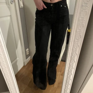 Svarta jeans  - Säljer dessa svarta jeans från Junkyard i storlek 27. Byxorna är i bra skick, skriv för frågar eller fler bilder!