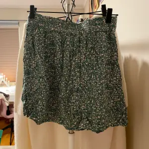 Supersöt grön kjol som vill bli struken🙈 Jättemjukt material och bra stretch i midjan! Använd några gånger men fint skick!